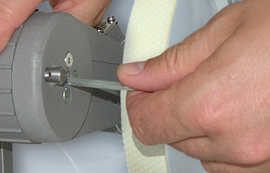 Captive central screw for fast installation and setup Captive central screw for fast installation and setup